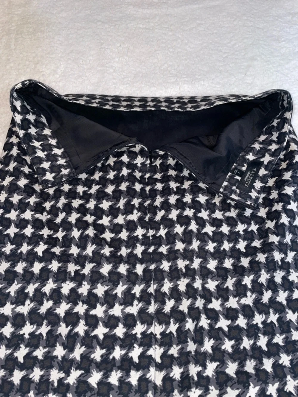 Talbots Black and White Houndstooth Pencil Skirt. Lined.  Back zipper. Size 4